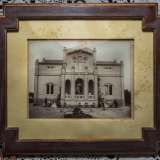 Ci spostiamo infine dinanzi a una parete con due foto che ritraggono la villa a inizio Novecento. Al tempo vi era un frontone triangolare, in cui era ricavata una loggia, che sovrastava un portico a tre arcate tipico del neoclassico eclettico di fine Ottocento
